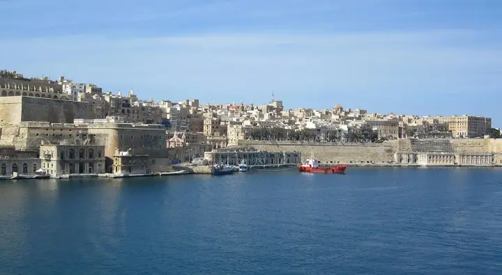 Malta – Blick über das Wasser auf die Bebauung von Valletta