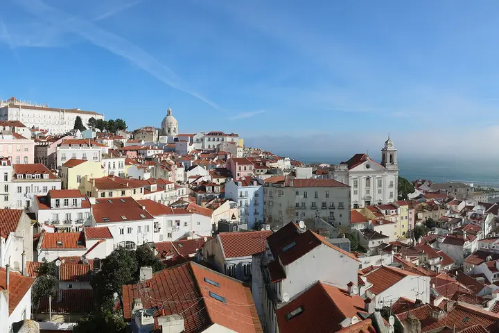 Lissabon – Dächer der Alfama am Tejo