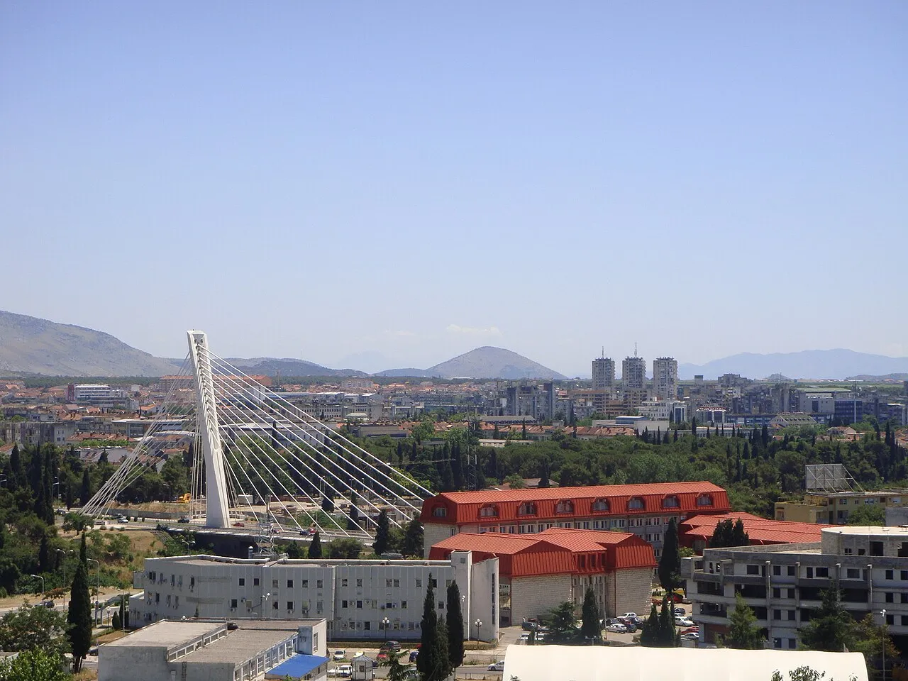 Podgorica – Stadtpanorama mit der Millennium-Brücke